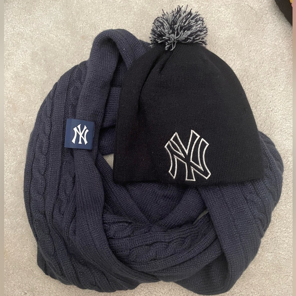 New York Yankees Scarf and Beanie Hat